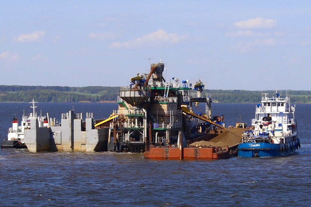 Это земснаряд "Булгар" на котором я работал, уникальный проект, он единственный в России такого типа.