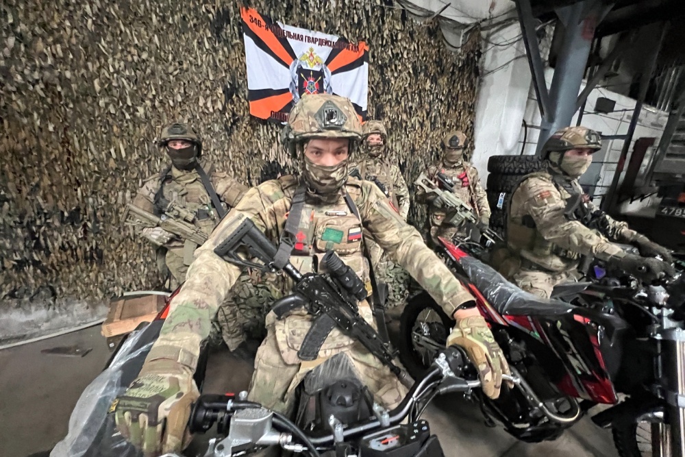    Во время движения дрону попасть в мотоцикл гораздо сложнее, чем в машину. Штурмовики знают это. / Юрий Снегирев / РГ