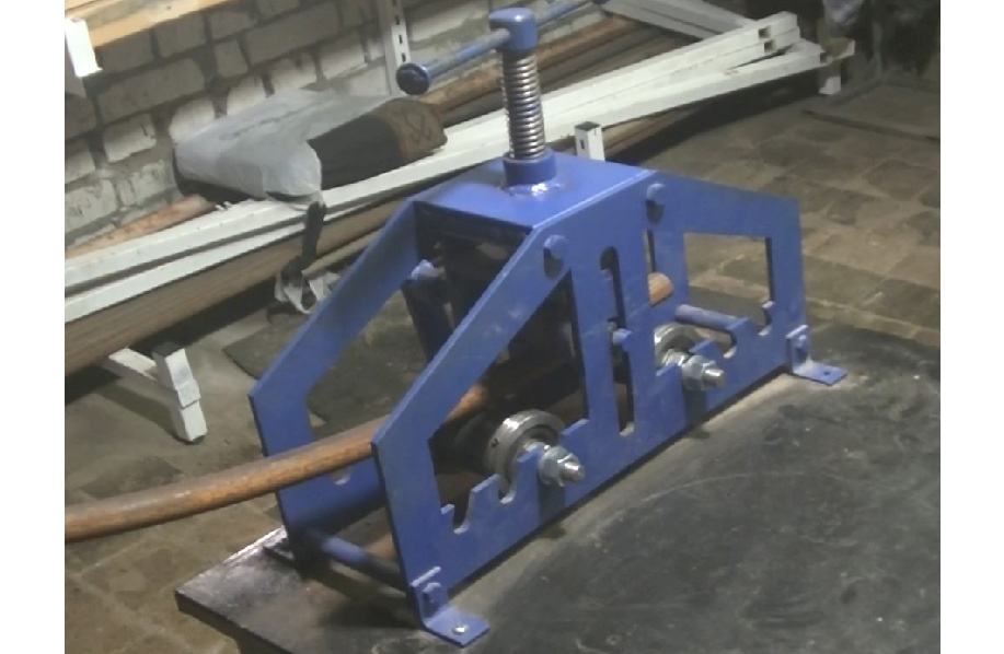 Мой трубогиб. Не удачный, крутит тяжело и выкручивает трубу по спирали.