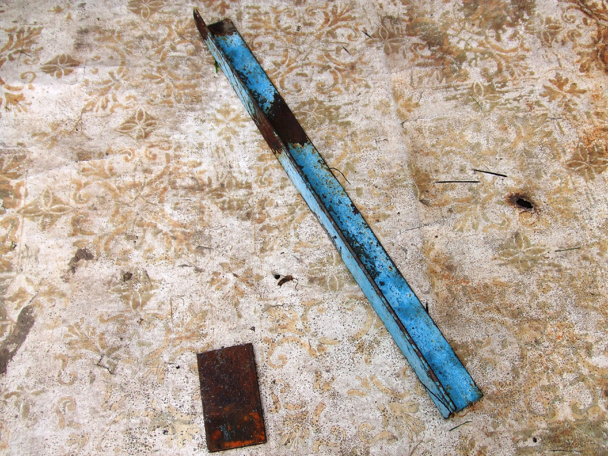 Уголок и пластинка