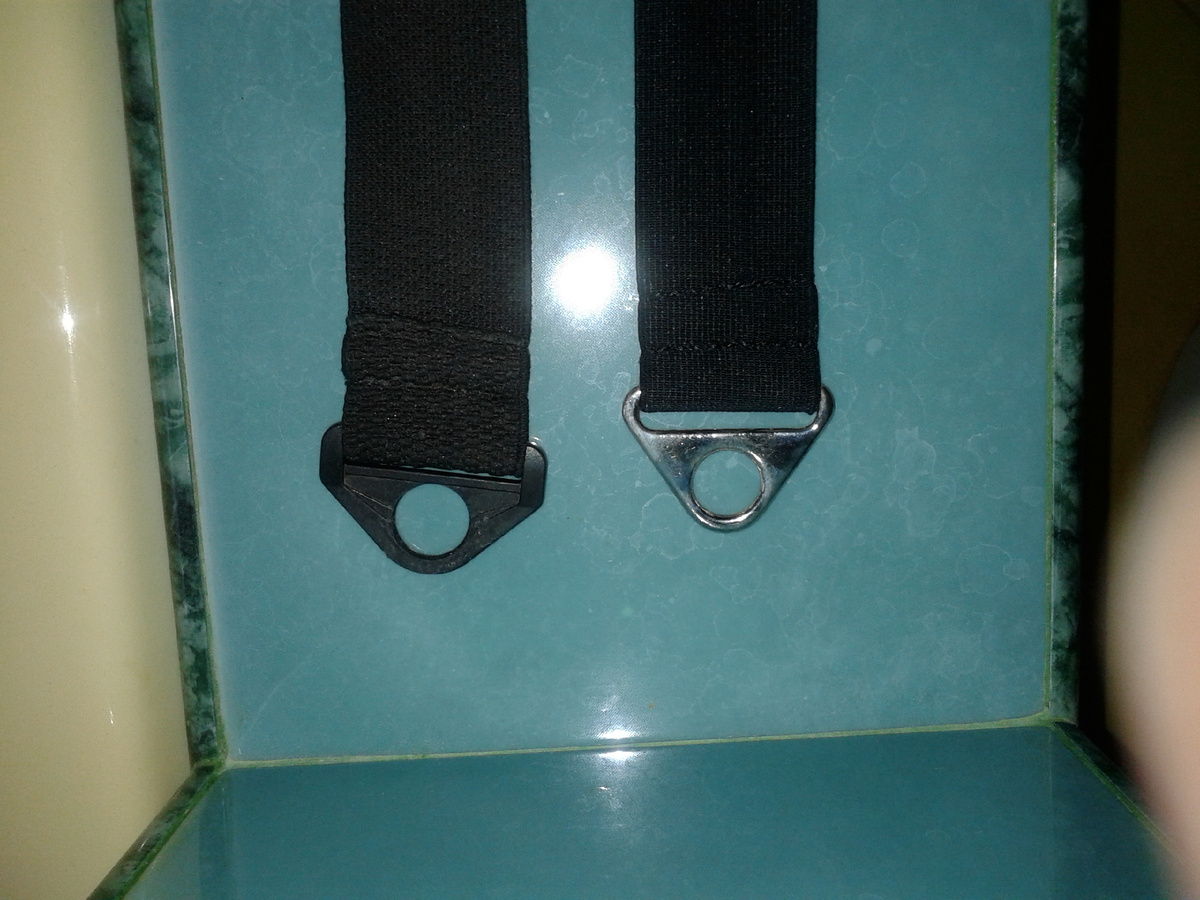 Уже пришитые к резинкам проушины. Слева доработанная пластиковая. Справа металлическая.