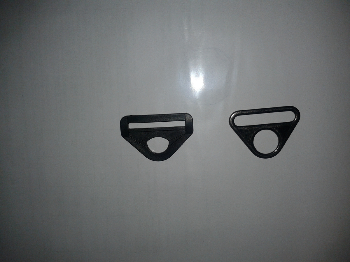Вид проушин в магазине. Слева пластиковая без доработки.