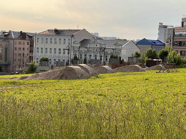    На пустыре решили обустроить общественное пространство с экраном и амфитеатром