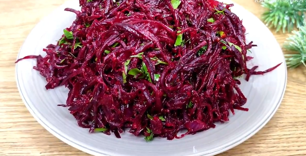 Вместо винегрета готовлю 2 раза в неделю пикантную свеклу по-корейски, такой салат и на праздничный стол не стыдно поставить