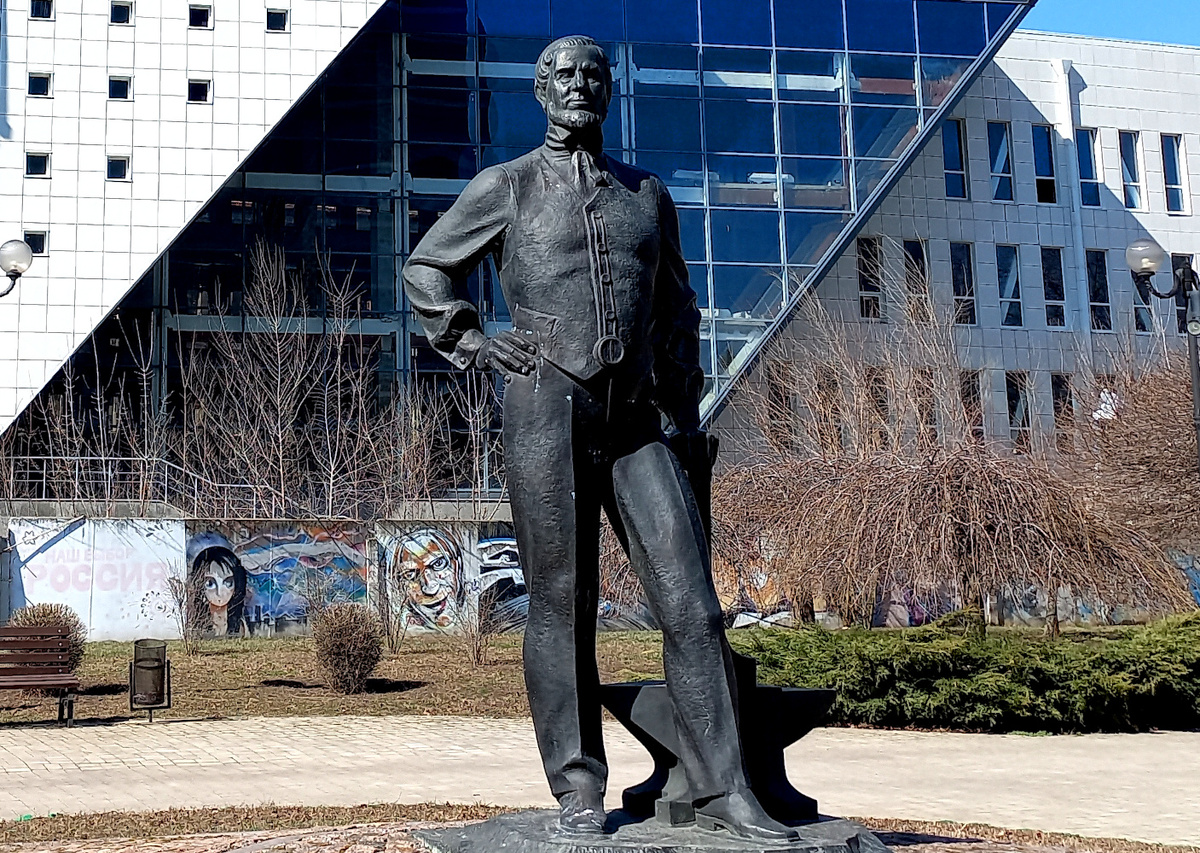 Памятник Джону Юзу в Донецке. Фото 2024 год