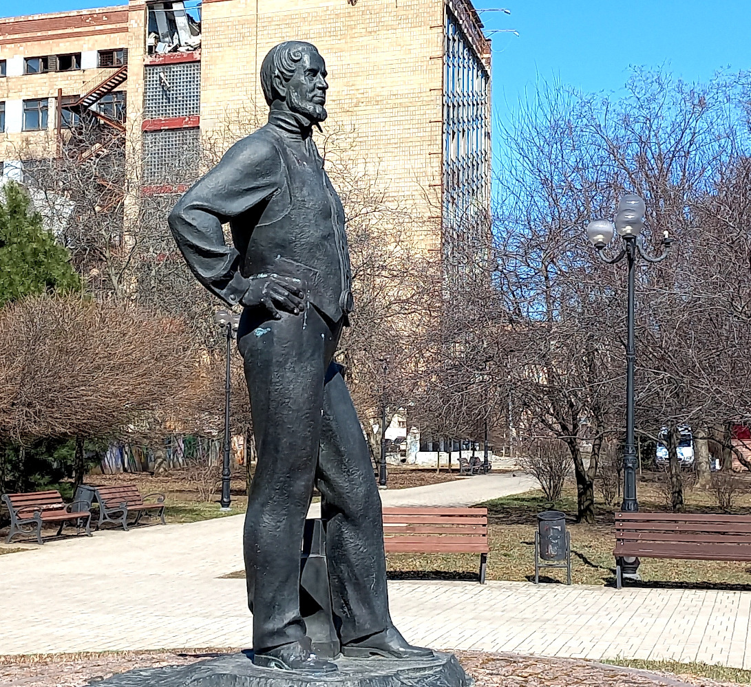 Памятник Джону Юзу в Донецке. Фото 2024 год