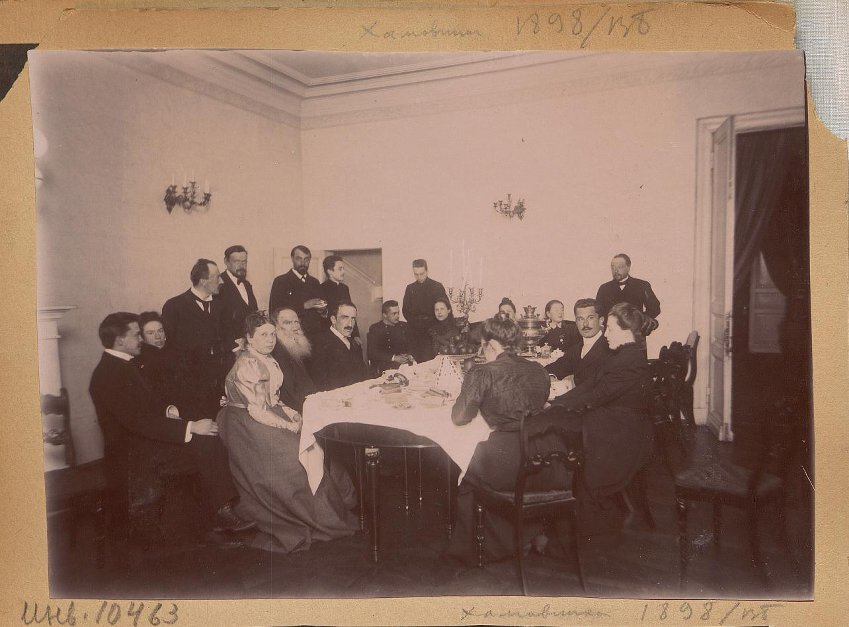 Фотография из Государственного Музея Л.Н. Толстого (на Пречистенке). Здесь видно, что фото печки просто прилеплено сверху, - при этом сквозь неё проходит плинтус (!). 