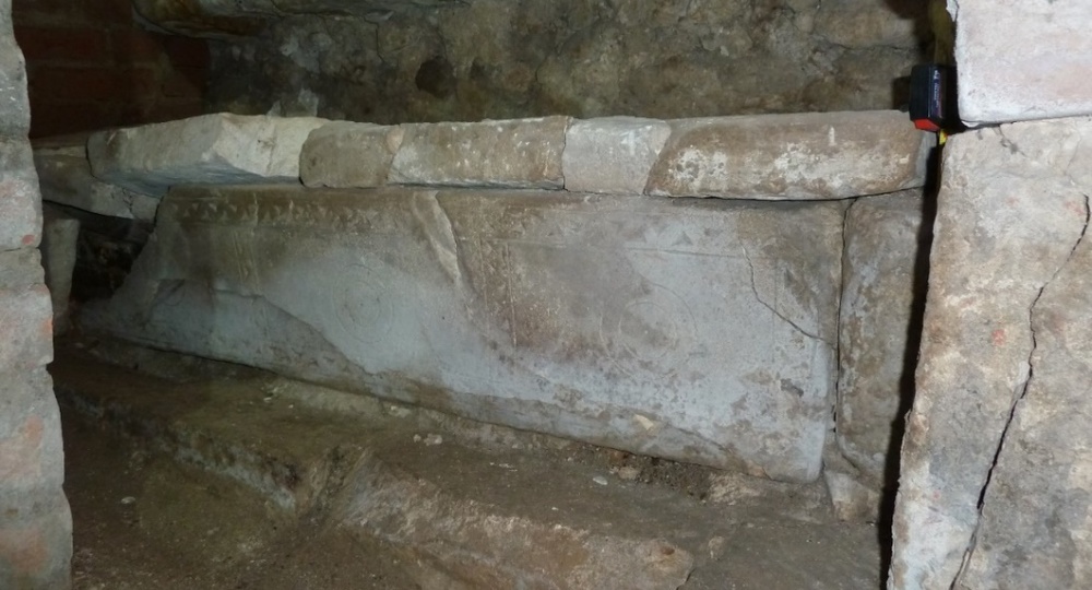 В алтаре древнего собора нашли саркофаг. Запечатан с XVIII века — но тело исчезло. Как такое возможно?