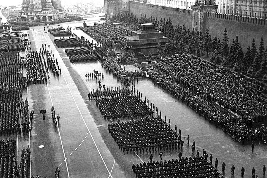 Парад Победы 24 июня 1945 года // Архив Министерства обороны РФ