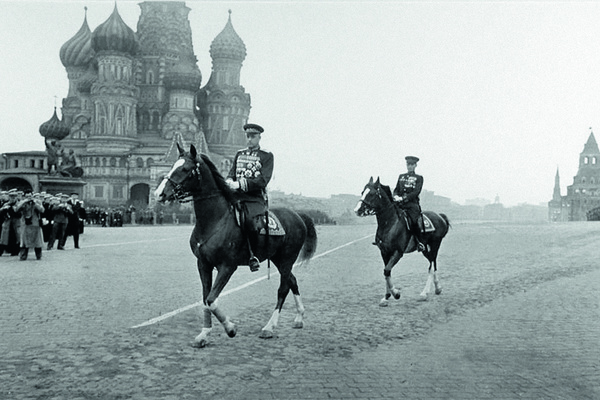 Маршалы Советского Союза Георгий Жуков и Константин Рокоссовский на параде Победы 1945 года // Минобороны РФ