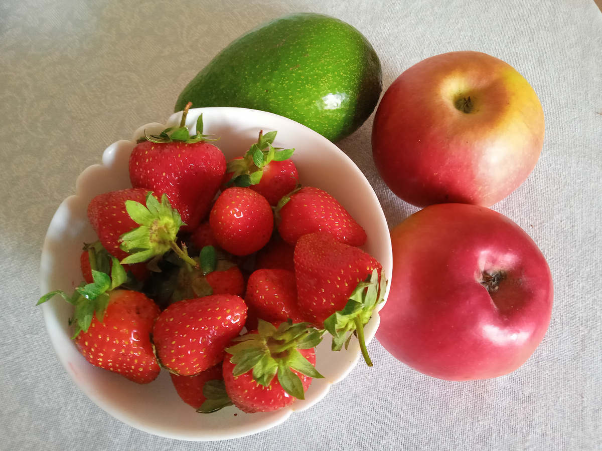 Клубника -- 597,96 р. за 1 кг (цены пишу с чека -- с небольшой личной скидкой). Яблоки -- 209, 23 р. за 1 кг. Авокадо -- 249,10 р. за 1 кг.