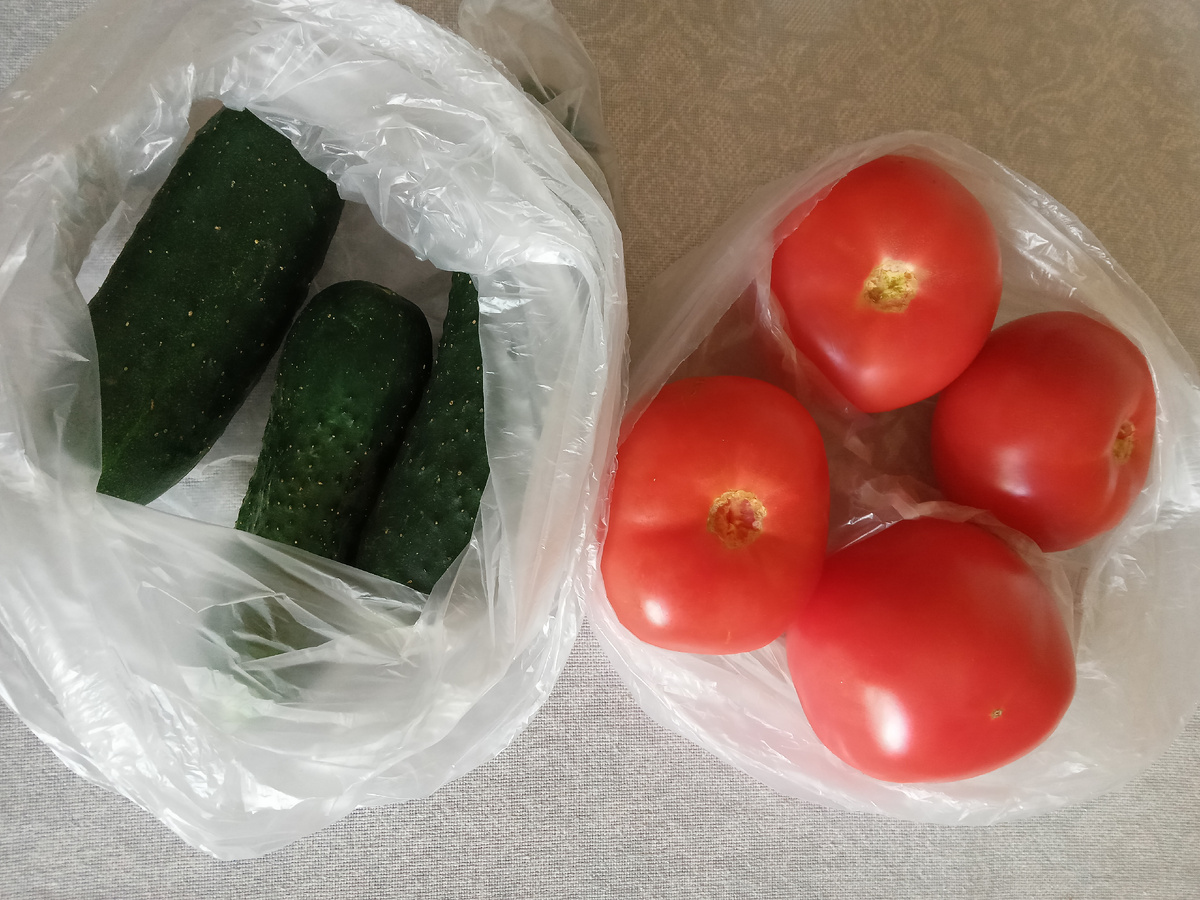 Помидоры -- 179,33 р. за 1 кг. Огурцы -- 89,70 р.