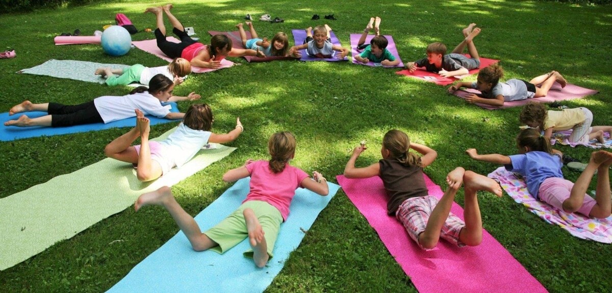 Дети занимаются фитнесом на свежем воздухе