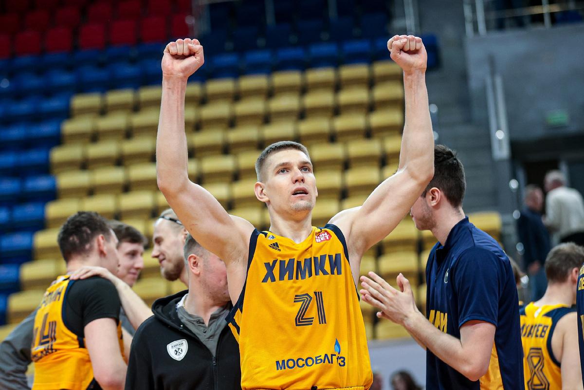 Кирилл Попов в матче за «Химки»