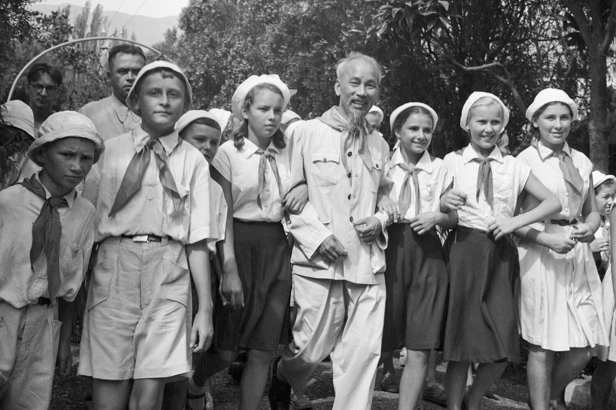 Президент Демократической Республики Вьетнам Хо Ши Мин с детьми в лагере "Артек", 1957 год ©Бородин Г./ТАСС  📷