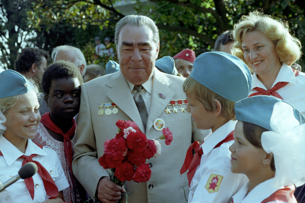 Генеральный секретарь ЦК КПСС Леонид Ильич Брежнев с пионерами во время посещения лагеря "Артек", 1979 год ©Юрий Абрамочкин/РИА Новости  📷