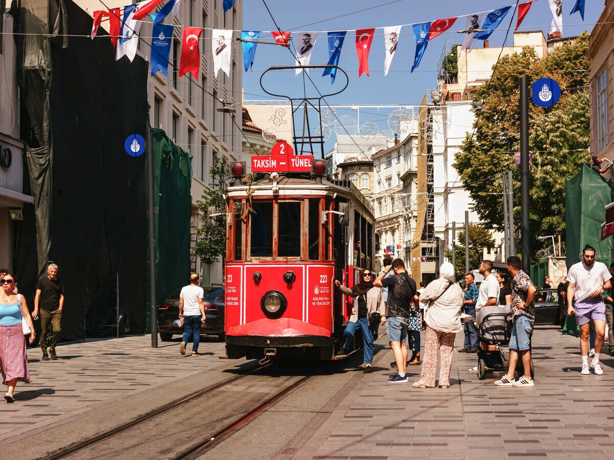 Трамваев в Стамбуле много, но этот, на Истикляль — самый красивый. Источник: igor-sporynin / 9XXtizkWkPA-unsplash