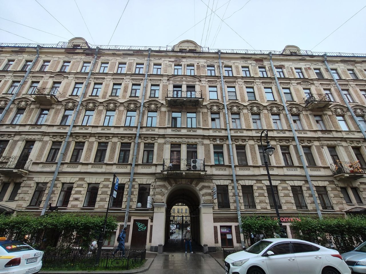 Вход во двор имеет железный забор