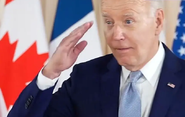 Джо отдает честь важному гостю