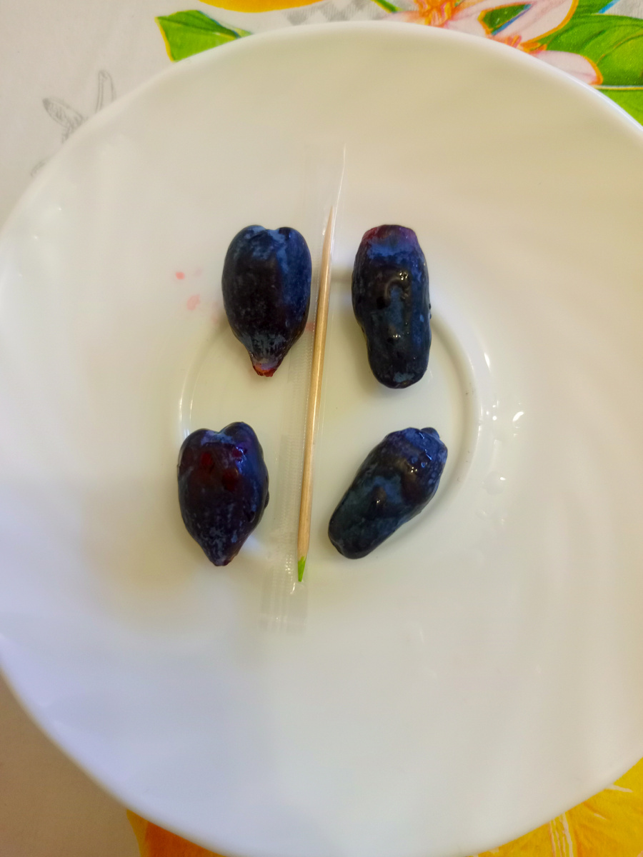 Вот такие ягодки на кустах, в сравнении с зубочисткой 