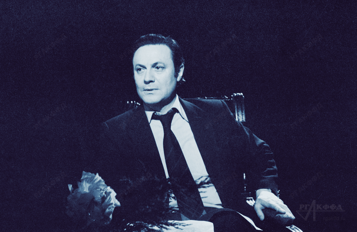 Актёр театра и кино, народный артист РСФСР Ю.М. Соломин читает одно из произведений советских авторов / г. Москва. 1980-е гг. / Фотограф: А.Н. Агеев / РГАКФФД. Арх.№ 0–389859