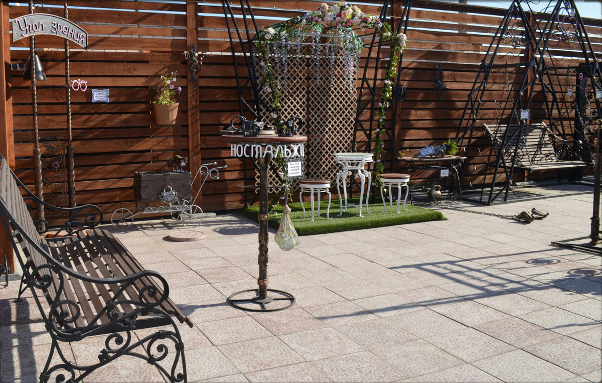 Двор с шутейными коваными экспонатами. объект № 10