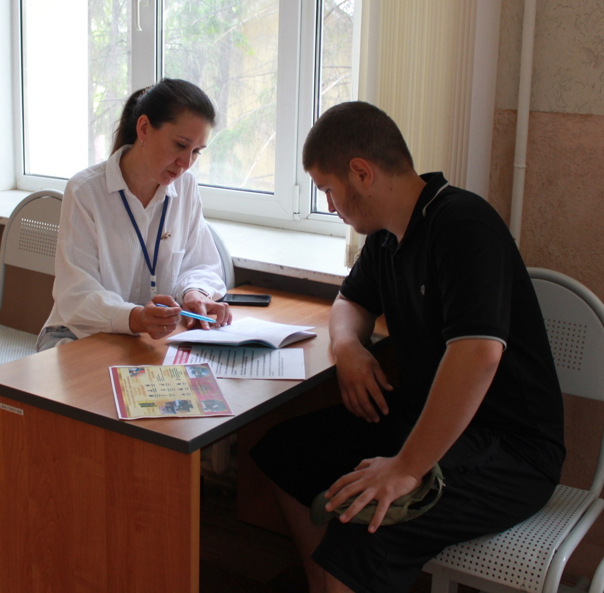 Старший помощник начальника отделения подготовки и призыва граждан на военную службу Л.В. Гильманова проводит беседу с кандидатом Алмазом Нурутдиновым 