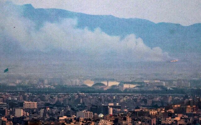 Дым и пламя над местом израильского удара на юге Тегерана 13 июня 2025 года