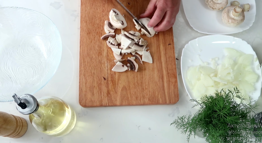 Нарезаем лук и грибы
