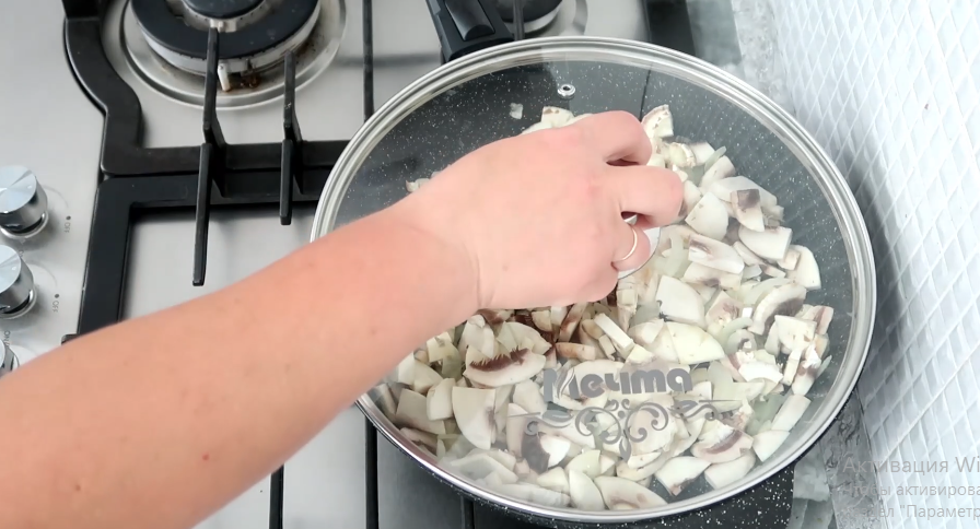 Тушим под крышкой 5 минут