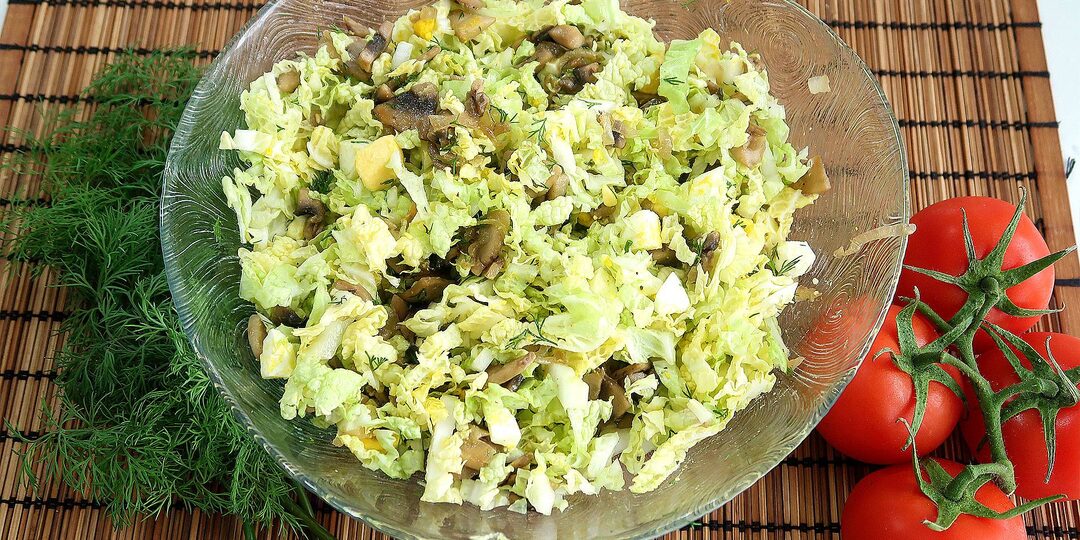 Салат с пекинской капустой и жареными шампиньонами