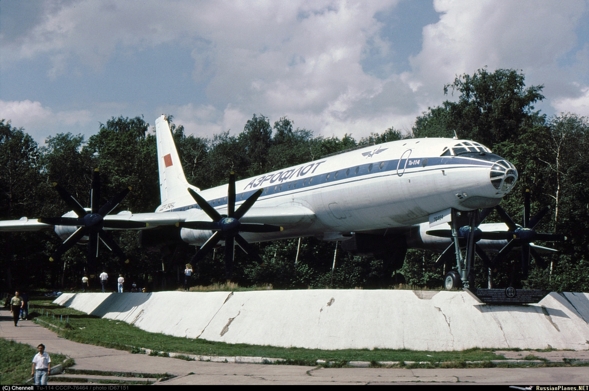 Самолёт-памятник Ту-114 в аэропорту Домодедово - символ советской гражданской авиации. Авторы этого и всех последующих фото неизвестны
