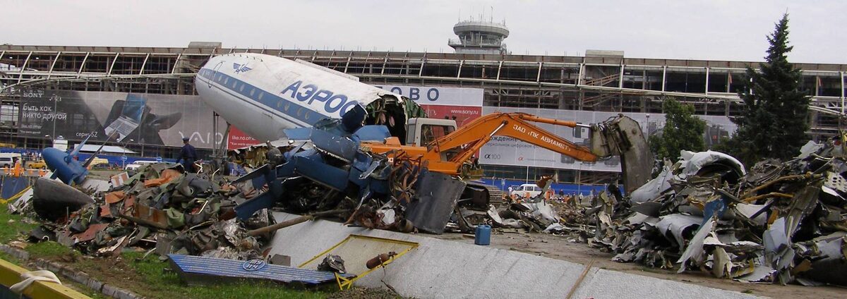 Уничтожение самолёта-памятника Ту-114 в аэропорту Домодедово, июль 2006 г.