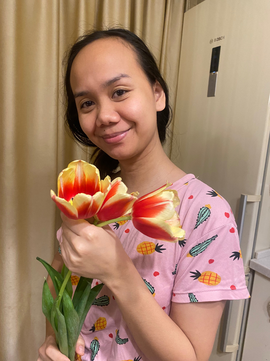 Фото Лили с тюльпанами. Лили впервые видит тюльпаны.