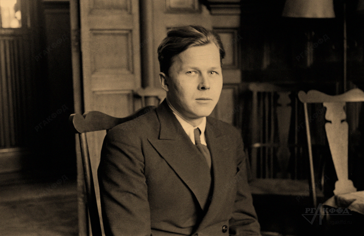 А.Т. Твардовский, писатель, корреспондент газеты Ленинградского военного округа «На страже Родины» (портрет) / г. Ленинград. 1939-1940 гг. / Фотограф: Е.А. Халдей / РГАКФФД. Арх.№ 0-397986