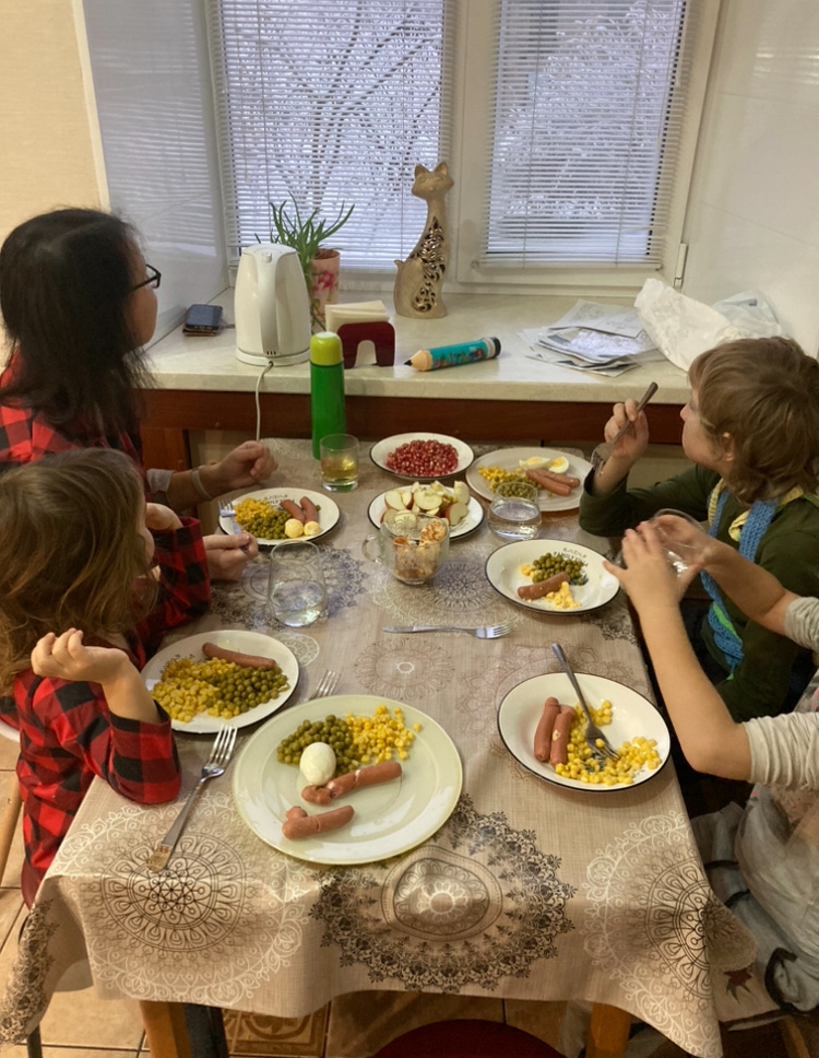 Это мы завтракаем и представляем, как пойдем через сугробы