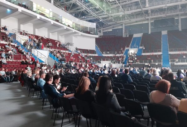 Главная сцена Моего Бизнес Forum. Трибуны почти пусты