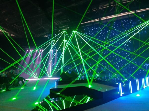 Световое шоу перед началом основной сессии на главной сцене