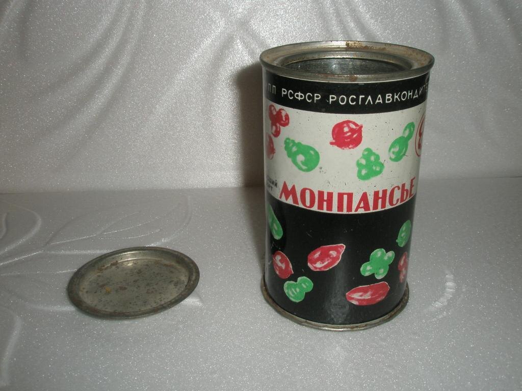 В советской банке с леденцами, конечно, никаких щипчиков не было