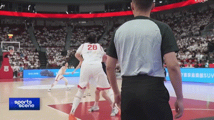    Выйдя на площадку всего на 12 минут, Чжан Цзыюй набрала 18 очков и совершила 7 подборов. Примечательно, что для набора очков ей не пришлось прыгать, чтобы поразить кольцо соперника.