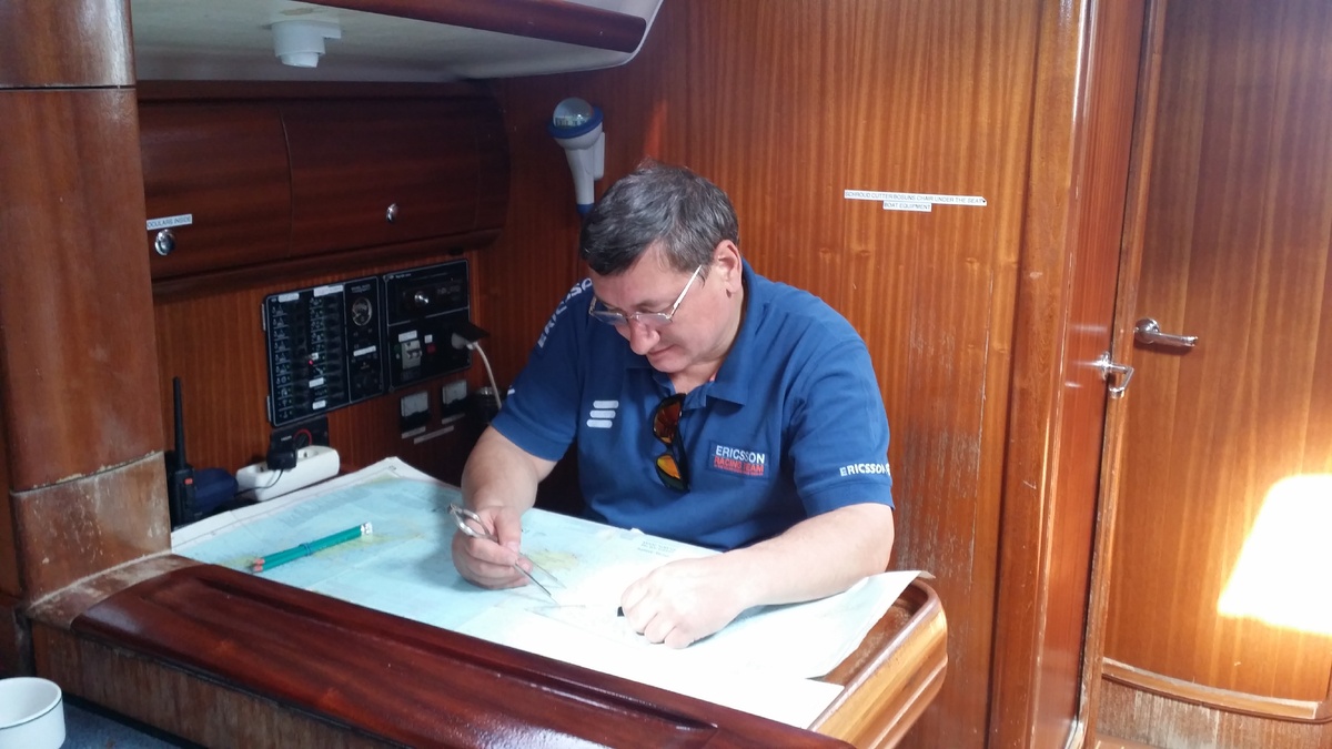 Обычная работа в море за картой.