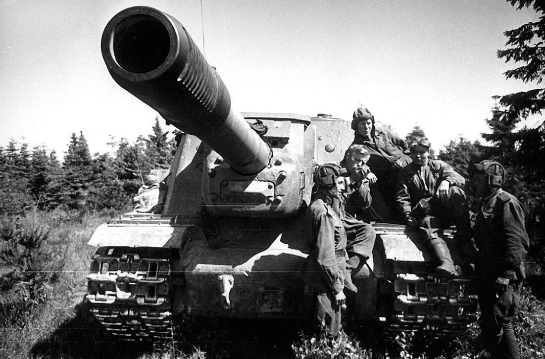 Экипаж СУ-152 на фоне техники