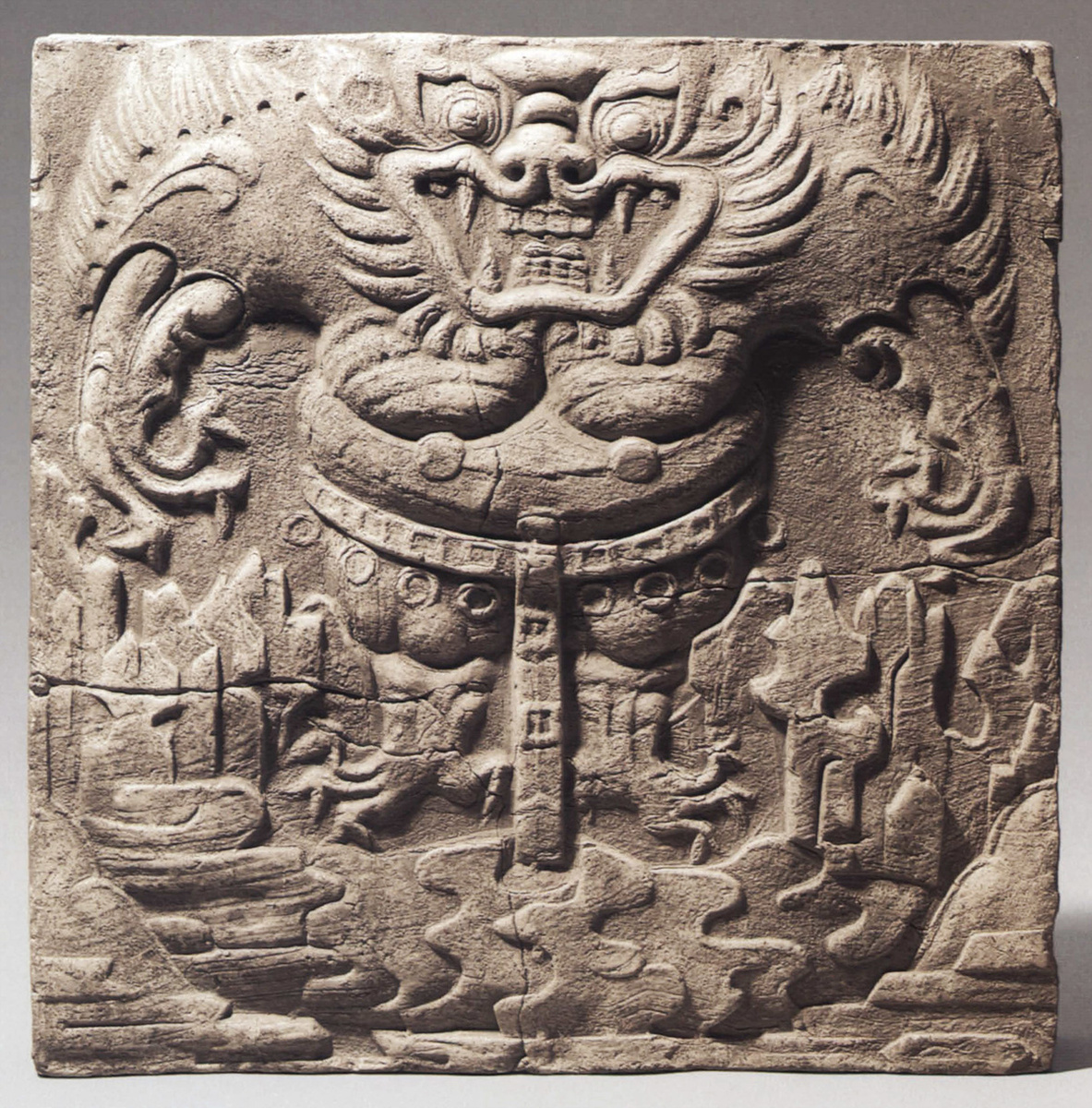 Период троецарствия, королевство Пэкче (18 в. н. э. - 660 г. н. э.), начало VII века, из Кюам-Мен, Пуйо, провинция Южный Чунчхон, Керамика с рельефным изображением чудовища и пейзажа, 28 × 28 см