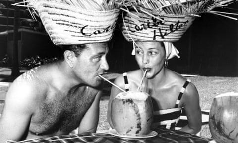 Сид Шарисс с мужем Тони Мартином в отеле Caribe Hilton в Сан-Хуане, Пуэрто-Рико, около 1954 года. 