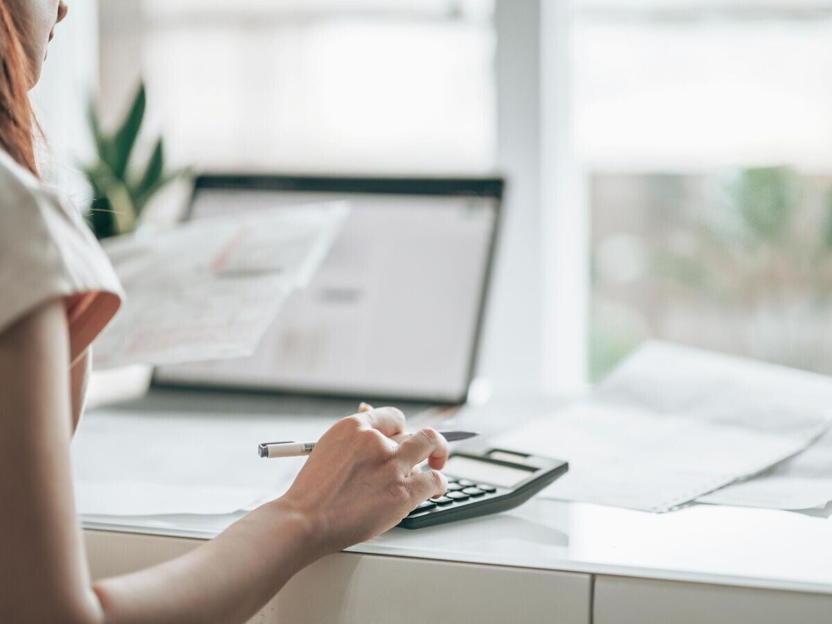    Девушка считает на калькуляторе© Getty Images / shih-wei