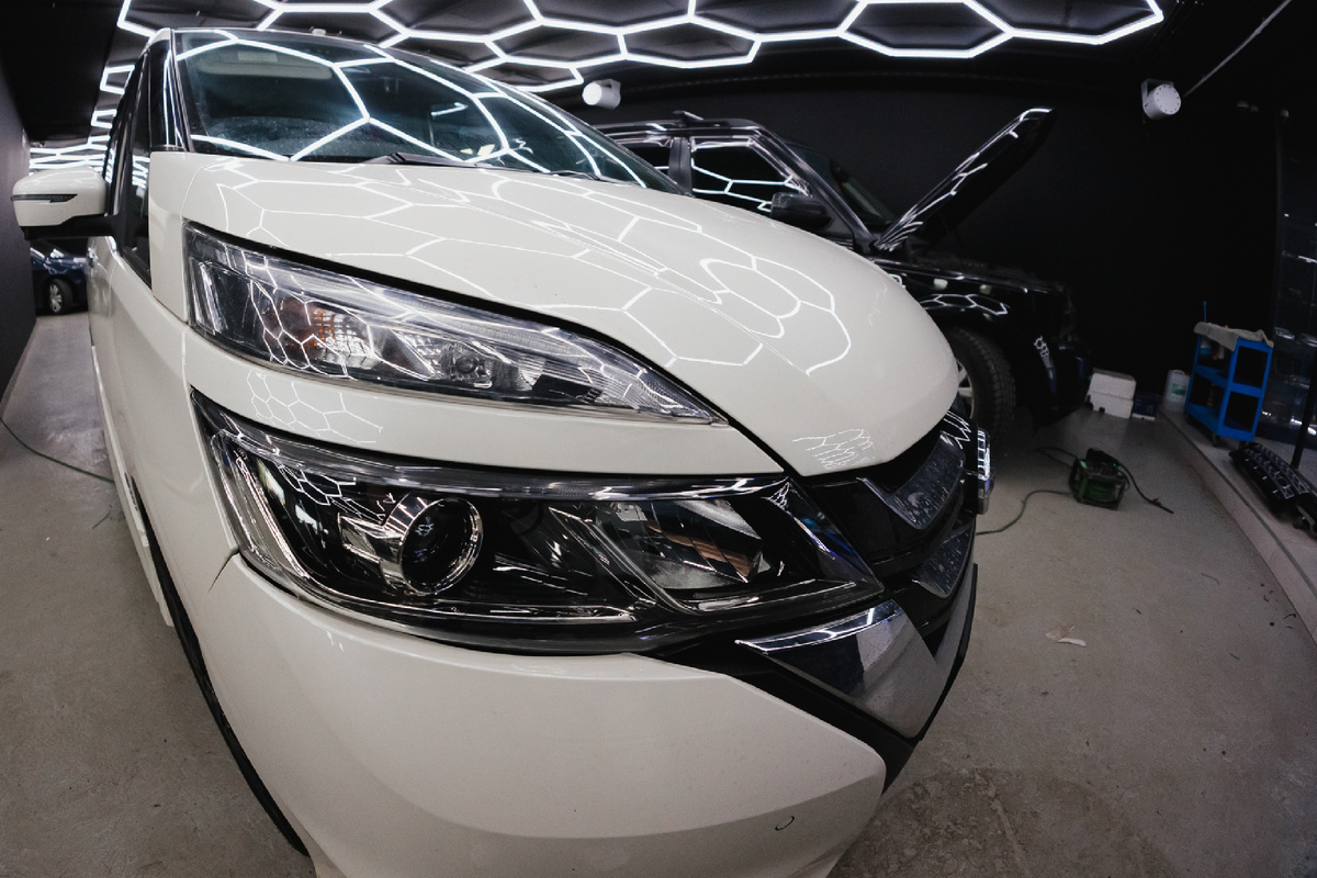 Источник фото: https://custom-heroes.ru/raboty/vid-uslugi/avtosvet/zamena-linz/pereosnaschenie-far-dlya-pravorulnogo-nissan-serena/