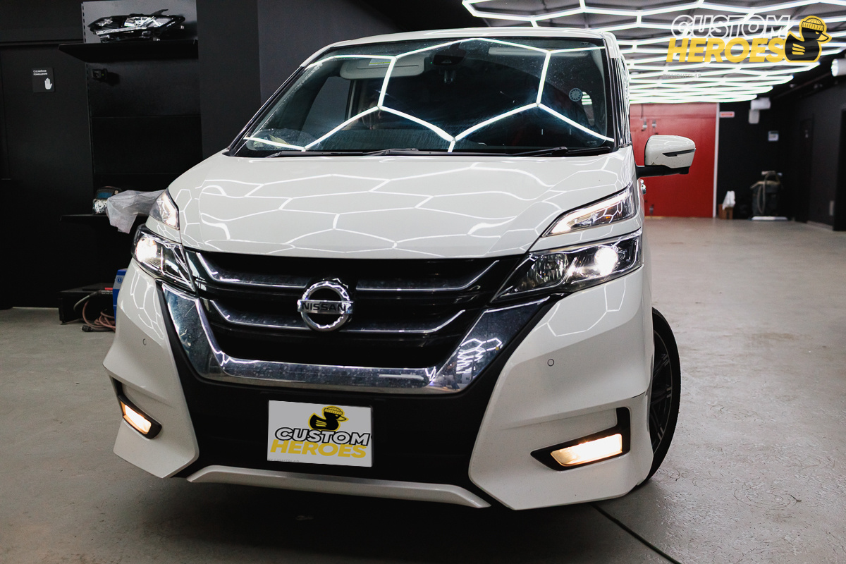 Источник фото: https://custom-heroes.ru/raboty/vid-uslugi/avtosvet/zamena-linz/pereosnaschenie-far-dlya-pravorulnogo-nissan-serena/