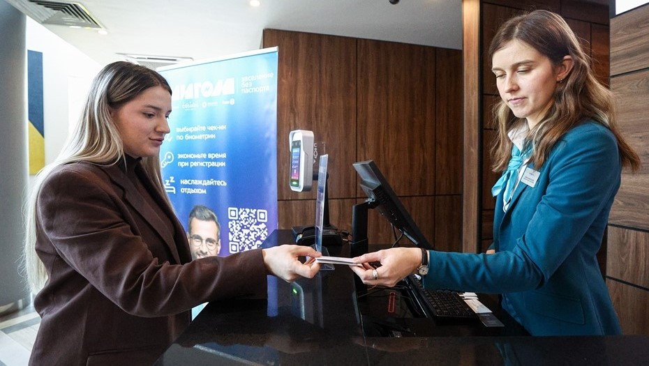    Женщина заселяется в гостиницу с помощью сервиса "Мигом" в Москве. Автор фото: Софья Сандурская / ТАСС