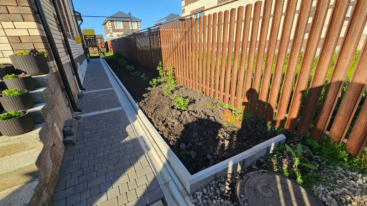 Немного спойлер: брусчатку в результате нам выложили... Но какими усилиями