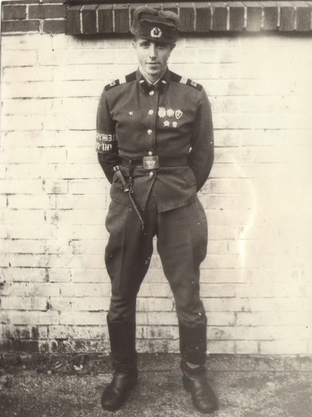 Похоже, фото зеркальное...